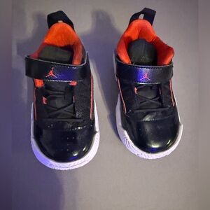 Boys Michael Jordan Stay Loyal shoes in black & red. Size 6 C EUC